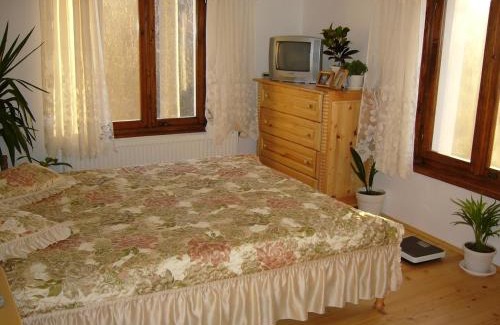 Cherven House | Charming PETROVA: Family-Friendly with Breakfast & Hot Tub