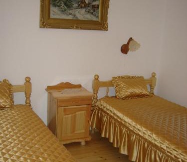 Cherven House | Charming PETROVA: Family-Friendly with Breakfast & Hot Tub
