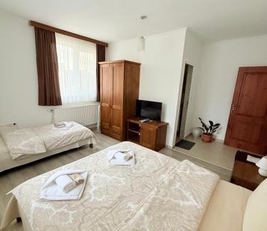 Dobrinishte House | Cozy Kъща Цвети: Family and Pet-Friendly Retreat