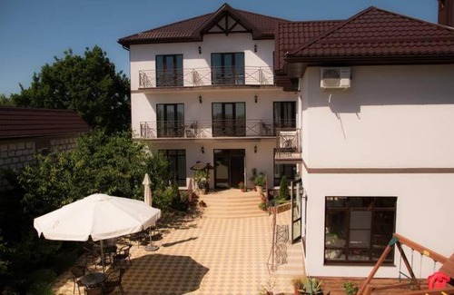 Arkhipo-Osipovka House | Lavender Courtyard: Guest Rated 10/10 with Kitchen Access