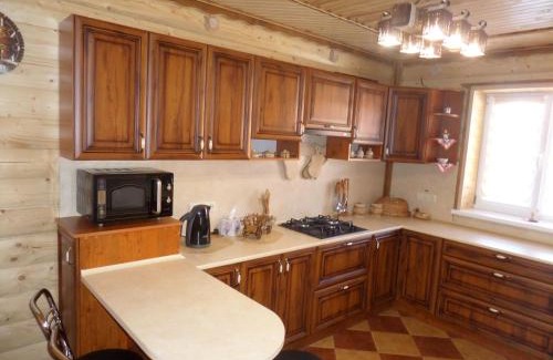 Mykulychyn House | Discover Sadyba Lastivchyne Gnizdo with Kitchen Amenities