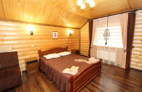 Mykulychyn House | Discover Sadyba Lastivchyne Gnizdo with Kitchen Amenities