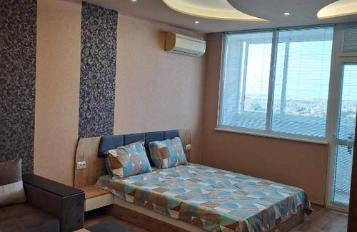 Yambol Apartment | Elegant Apartment with Park and City Views, Rated 8.5/10