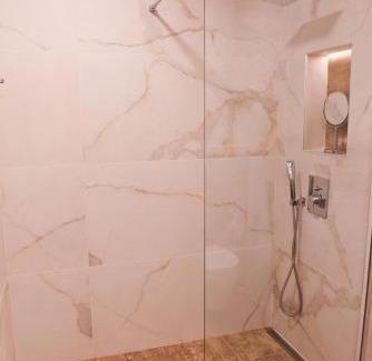Kvartal Noviya Grad Apartment | Explore Luks Apartment: Family-Friendly with a 9.7 Rating