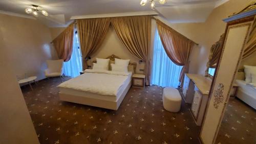 Radekhiv Hotel | Discover Ліжниця: Family-Friendly Stay with Breakfast