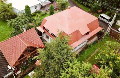 Soymy Apartment | Pet-Friendly ЛІСОВА ХАТИНКА with Hot Tub & Breakfast