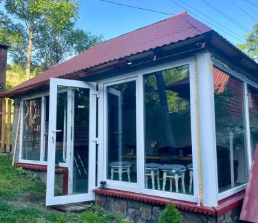 Soymy Apartment | Pet-Friendly ЛІСОВА ХАТИНКА with Hot Tub & Breakfast