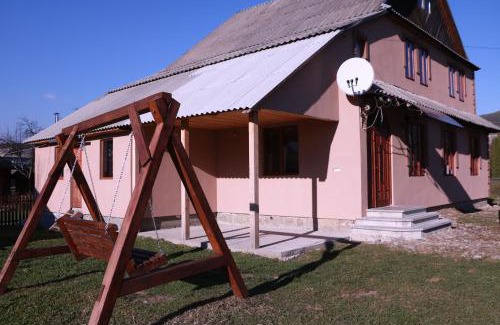 Mykulychyn House | Mountain Magic: Family-Friendly Hotel with Breakfast Included