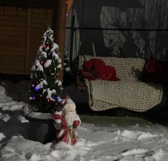 Rakhiv Apartment | Escape to Маєток: Family-Friendly with Hot Tub & Breakfast
