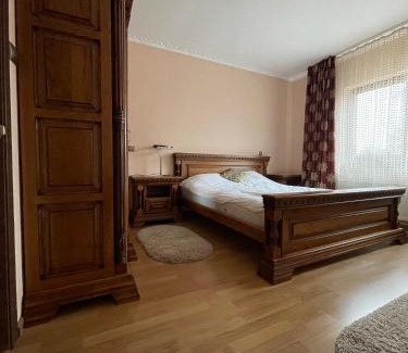 Rakhiv Apartment | Escape to Маєток: Family-Friendly with Hot Tub & Breakfast