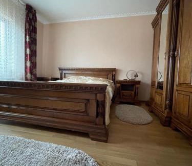 Rakhiv Apartment | Escape to Маєток: Family-Friendly with Hot Tub & Breakfast