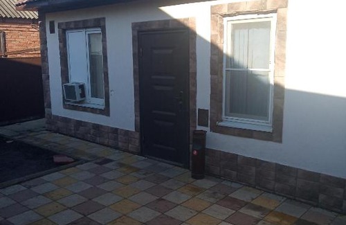 Leningradskaya Apartment | Cozy Guesthouse on Shkolnaya 41 with Great Amenities