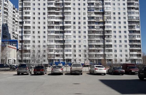 Nizhnevartovsk Apartment | Cozy Мира 31 к 1: Breakfast and Hot Tub Included