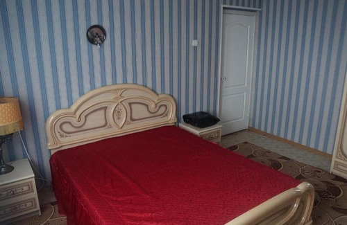 Nizhnevartovsk Apartment | Cozy Мира 31 к 1: Breakfast and Hot Tub Included