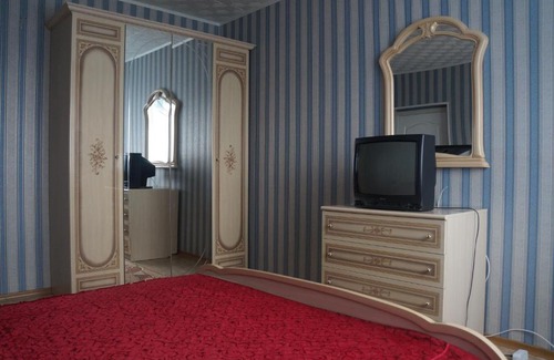 Nizhnevartovsk Apartment | Cozy Мира 31 к 1: Breakfast and Hot Tub Included