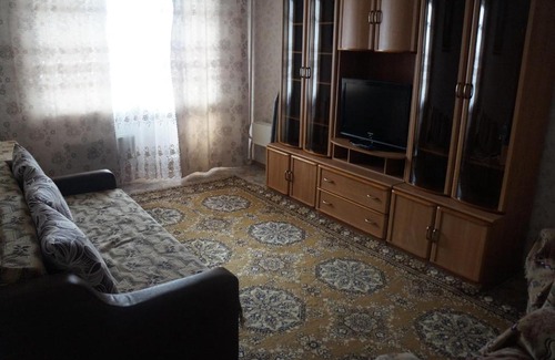 Nizhnevartovsk Apartment | Cozy Мира 31 к 1: Breakfast and Hot Tub Included
