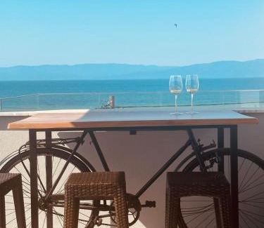 Paralia Ofryniou Apartment | Oceanfront Escape at Морска къща ЕММА - 10/10 Rated Stay
