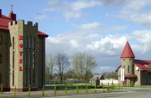 Velyka Omeliana Hotel | Cozy Stay at Мотel VEZHA - Breakfast and Hot Tub Included