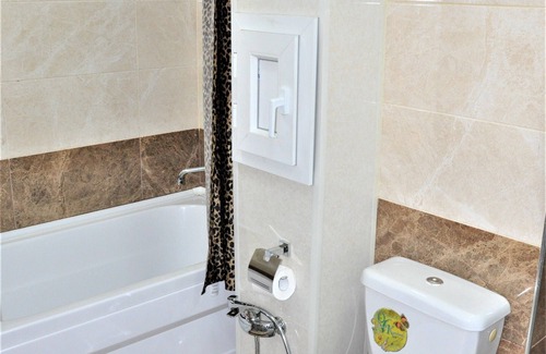 Baku Apartment | Modern Soviet Flat Near H. Aliyev Centre with Pool & Breakfast
