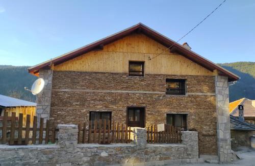 Devin House | Cozy Музикалната къща: Family-Friendly with Breakfast Included