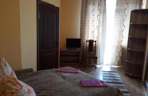 Volovets Hotel | Relax at Над Вичов: Family-Friendly with Hot Tub Access