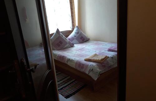 Volovets Hotel | Relax at Над Вичов: Family-Friendly with Hot Tub Access