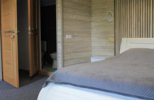 Soymy Apartment | Riverside Retreat: Child-Friendly Stay with 9/10 Reviews