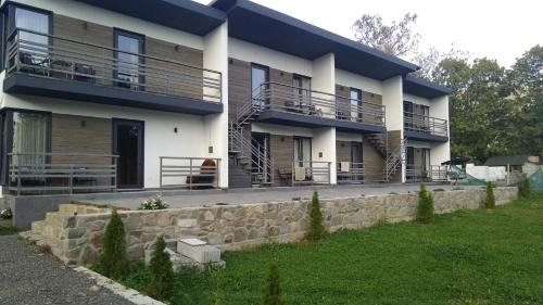 Soymy Apartment | Riverside Retreat: Child-Friendly Stay with 9/10 Reviews