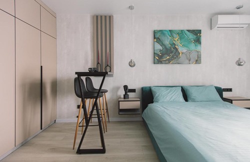 Darnyckyj Apartment | Inviting Apartment with Breathtaking Lake Views