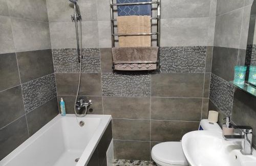 Maliyevtsy Apartment | Modern Comfort at Libid Plaza - Rated 9/10 for Families