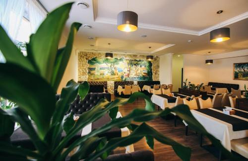 Rivne Hotel | Budget-Friendly ОРК "Блісс" with Breakfast & Hot Tub