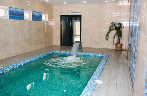 Rivne Hotel | Budget-Friendly ОРК "Блісс" with Breakfast & Hot Tub
