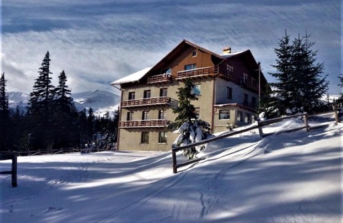 Dragobrat Hotel | Discover Оселя Драгобрат: Family-Friendly with Hot Tub