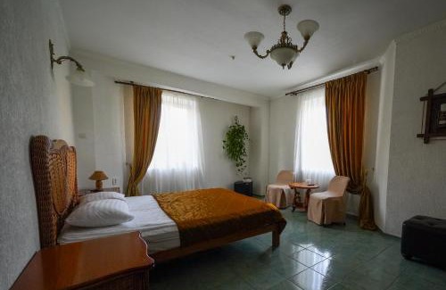 Vyshhorod Hotel | Welcoming Вышеград: Pet-Friendly with Pool & Dining Options