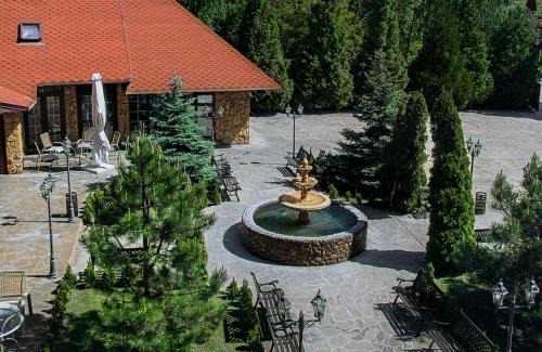 Vyshhorod Hotel | Welcoming Вышеград: Pet-Friendly with Pool & Dining Options