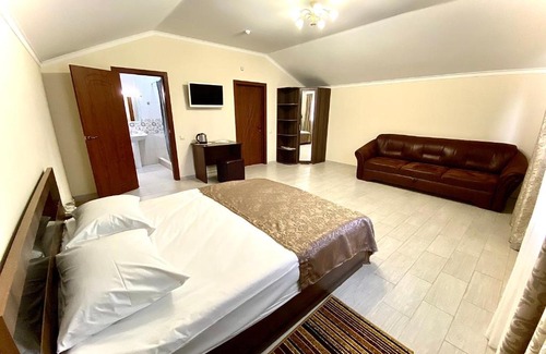 Saratov Hotel | Cozy Hotel Uyt with Kitchen & Breakfast - Rated 9/10!