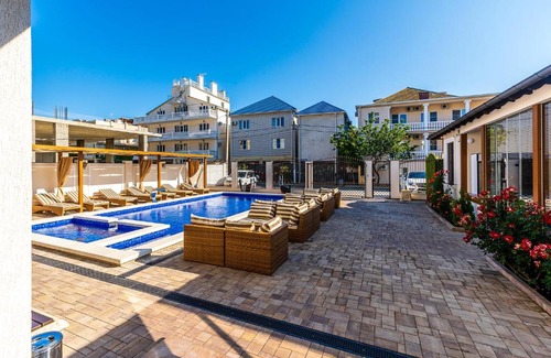 Kabardinka Hotel | Inviting Отель Южные Ночи: 4-Star Comfort with a Pool