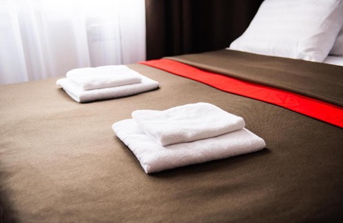 Surgut Apartment | Budget-Friendly Stay at Hotel Berlin with Hot Tub & Breakfast