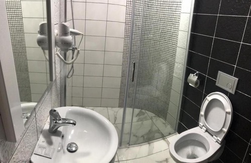 Semikarakorsk Hotel | Continental Hotel: Guest Rated 9/10 with Complimentary Breakfast