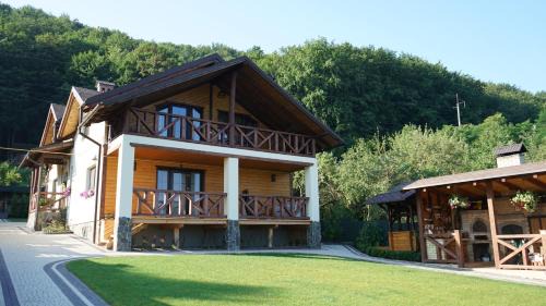 Vyzhnytsya House | Experience Panська Господа: 4-Star Oceanfront Retreat
