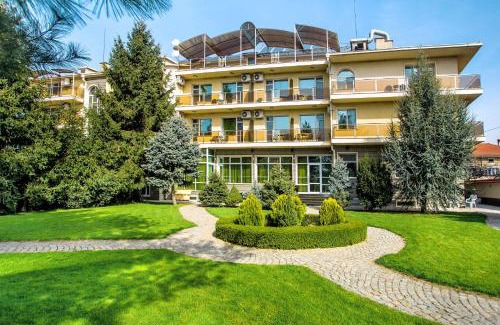 Parvenets Hotel | Discover Парк-Хотел Клементина: Breakfast & Family Friendly