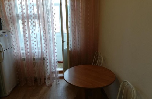 Nizhnevartovsk Apartment | Discover Пионерская 17: Breakfast & Hot Tub Await You