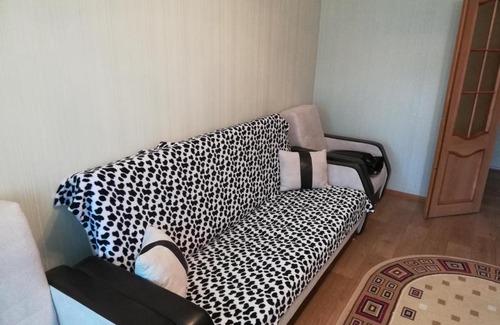 Nizhnevartovsk Apartment | Discover Пионерская 17: Breakfast & Hot Tub Await You