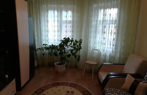 Nizhnevartovsk Apartment | Discover Пионерская 17: Breakfast & Hot Tub Await You
