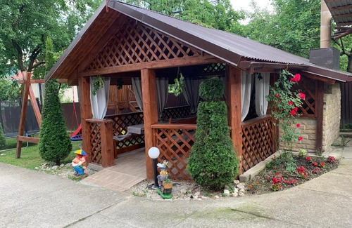 Nyzhnje Selyshche House | Top-Rated Приватна садиба Велятин with Family-Friendly Amenities