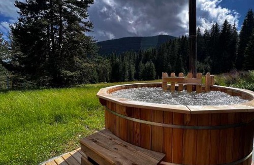Semkovo Cabin | Relaxing Retreat at Райски кът “Еленова поляна” with Hot Tub