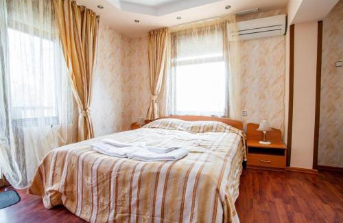 Hisarja Hotel | Cozy Retreat at Раѝ with Breakfast and Hot Tub Access