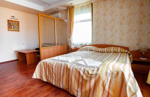 Hisarja Hotel | Cozy Retreat at Раѝ with Breakfast and Hot Tub Access