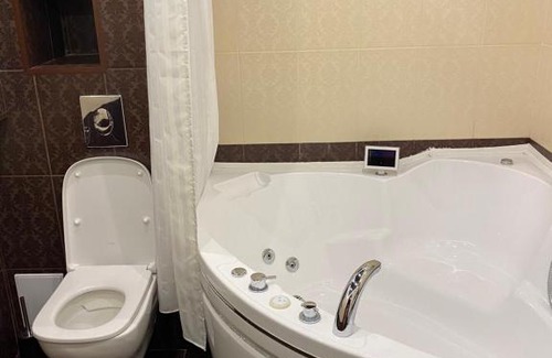 Izhevsk Apartment | Pet-Friendly Ривьера Парк with Breakfast & Hot Tub Awaits