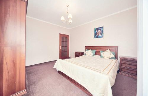 Obolon' Apartment | Elegant 3-Bedroom Apartment on Obolonska Embankment